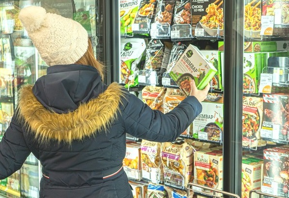 미국의 대형마트 아시아푸드존에서 비비고 비빔밥 제품을 살펴보고 있는 소비자.