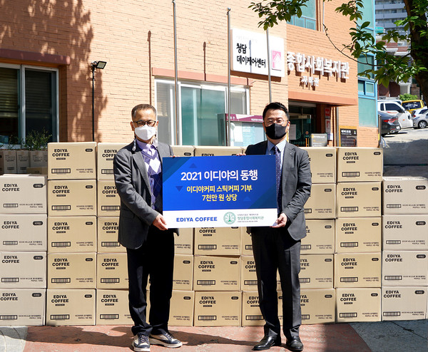 유영학 청담종합사회복지관 관장▲목정훈 이디야커피 경영관리본부 본부장(오른쪽)과 