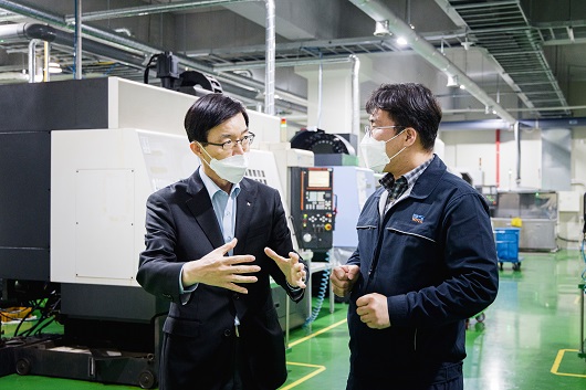 ▲ 방문규 수은 행장(사진 왼쪽)이 국가전략산업인 반도체 산업분야에 대한 금융지원과 소통 강화를 위해 14일 오후 경기도 이천시에 있는 반도체 소재기업 디에스테크노를 방문했다. 사진 오른쪽은 정연웅 디에스테크노 본부장.