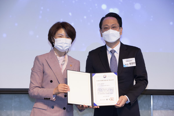 ▲방경만 KT&G 부사장(오른쪽)과 한정애 환경부 장관이 14일 서울 중구 더플라자호텔에서 열린 '한국형 무공해차 전환 100(K-EV100)' 제2차 선언식에서 기념촬영을 하고 있다