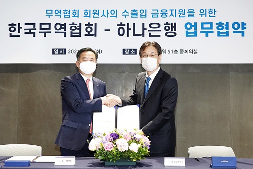 ▲ 업무협약식에서 박지환 하나은행 CIB그룹 부행장(사진 왼쪽)과 이관섭 한국무역협회 부회장(사진 오른쪽)이 기념촬영을 하고 있다.