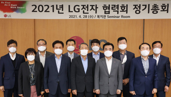 ▲LG전자 SCM/구매경영센터장 이시용 전무(오른쪽에서 네 번째)와 협력사 대표들의 모습