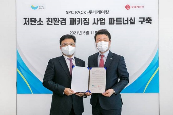 ▲롯데케미칼 기초소재사업 황진구 대표(왼쪽), SPC팩 김창대 대표