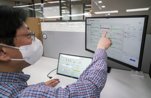 ▲‘MDMS’를 통해 고객사 관리자가 등록된 단말을 통합 제어하는 모습