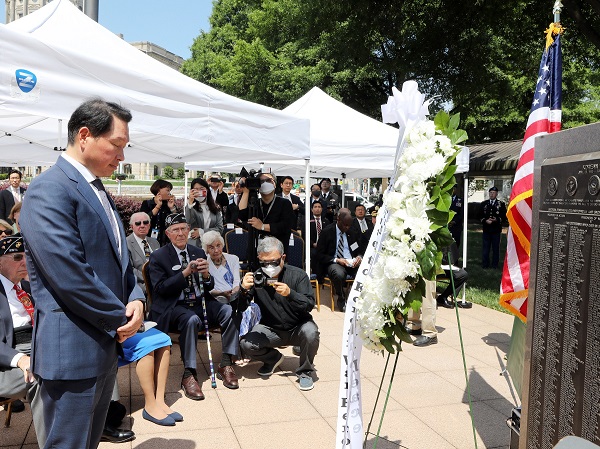 최태원 SK그룹 회장이 24일(현지 시각) 오전 미국 조지아 주 애틀랜타 소재 한국전 참전용사 기념비 앞에서 열린 '한국전 영웅 추모식'에 참석, 한국전에서 전사한 미군의 희생을 기리는 헌화를 한 뒤 묵념하고 있다. (사진=대한상의 제공)
