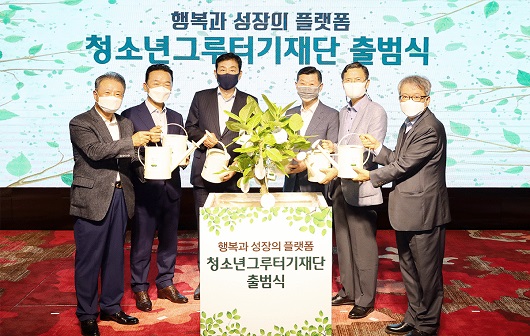 ▲ 김정태 청소년그루터기재단 이사장(사진 왼쪽 세 번째, 하나금융그룹 회장)이 오찬석 재단 감사(사진 왼쪽 첫 번째, 전 한영회계법인 대표이사), 최금식 재단 이사(사진 왼쪽 두 번째, 선보공업 회장), 김홍국 재단 이사(사진 왼쪽 네 번째, 하림그룹 회장), 박상회 재단 이사(사진 왼쪽 다섯 번째, 자살예방한국연맹 연맹장), 허우성 재단 이사(사진 왼쪽 여섯 번째, 경희대학교 부설 비폭력연구소 소장)와 함께 기념 세레모니를 하고 있다.