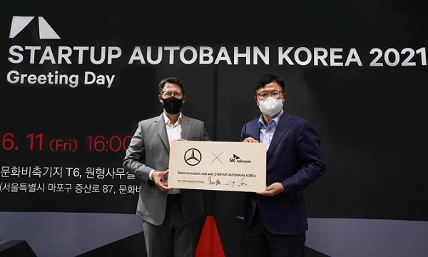 ▲ 메르세데스-벤츠 코리아 토마스 클라인 대표(왼쪽부터)와 하형일 SKT 코퍼레이트2 센터장이 기념 촬영을 하고 있다. 