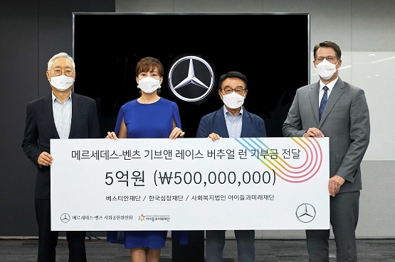 ▲왼쪽부터 아이들과미래재단 이훈규 이사장, 베스티안재단 설수진 대표, 한국심장재단 조범구 이사장, 메르세데스-벤츠 사회공헌위원회 토마스 클라인 의장