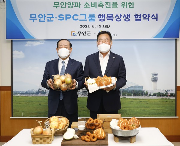 ▲황재복 SPC그룹 대표이사(왼쪽)와 김산 무안군수