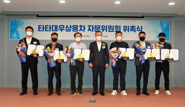 ▲(왼쪽부터)타대우상용차 고객 자문위원회, (주)대부로지스틱스 홍창의 대표, 창대중공업 이영규 이사, 삼표산업 신강현 이사장, 타타대우상용차 김방신 사장, (주)우리이에스티 김혁원 대표, (주)영남물류 최지용 대표, (주)제주새마을해운물류 곽재영 대표