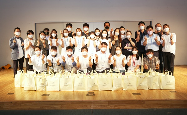 ▲광화문원팀 소속 임직원이 한마음 보따리 전달 후 기념 촬영.