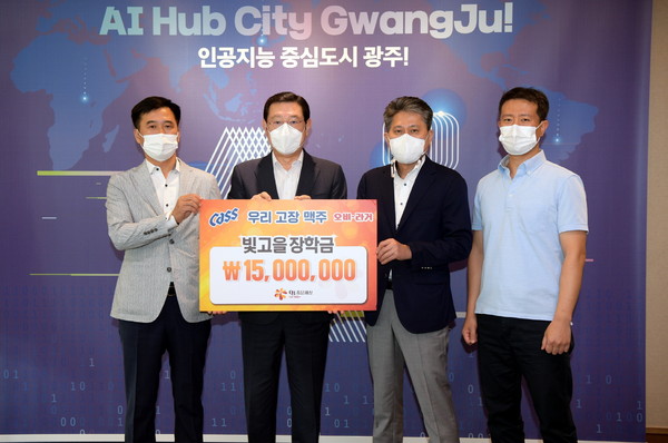 ▲(왼쪽부터) 이윤섭 오비맥주 광주지점장, 이용섭 광주시장, 이기형 오비맥주 서부권역 본부장, 양우천 오비맥주 광주공장장