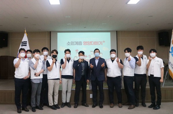 ▲남양유업 원주지점 임직원과 원주시 사회복지협회 사무국장(오른쪽에서 다섯 번째)