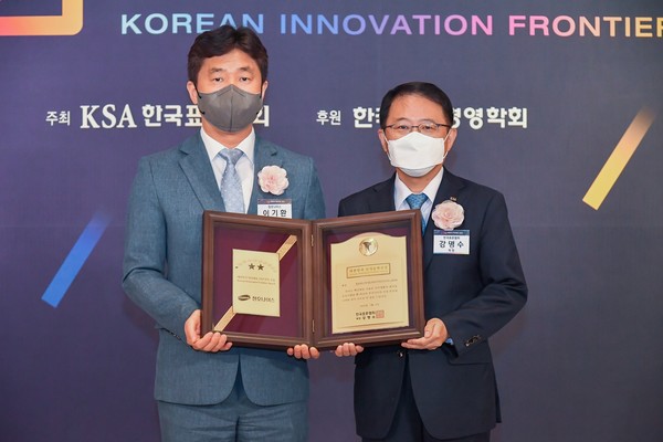 ▲청호나이스 이기환 이사(왼쪽)와 한국표준협회 강명수 회장