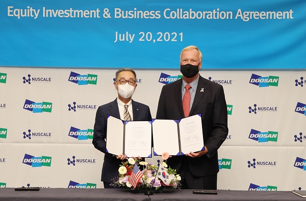 뉴스케일파워 존 홉킨스 회장(오른쪽)과 두산중공업 박지원 회장