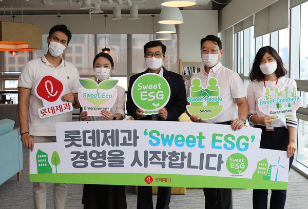 ▲롯데제과는 21일 서울 양평동 본사 사옥에서 민명기 대표(가운데)를 비롯한 임직원들이 참석한 가운데 Sweet ESG 경영 선포식을 진행했다