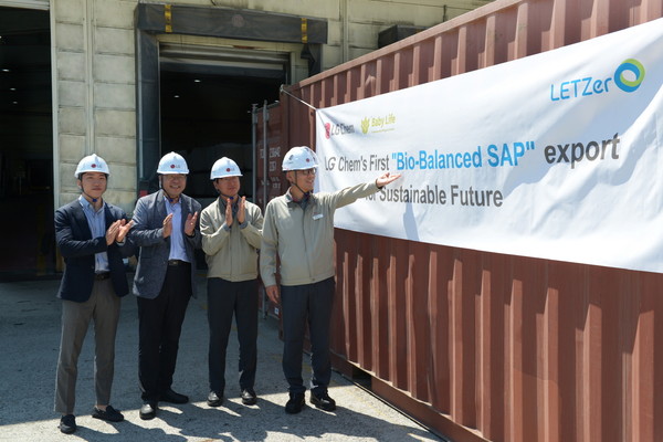 ▲LG화학 임직원들이 여수공장에서 Bio-balanced SAP의 첫 출하를 기념하고 있다