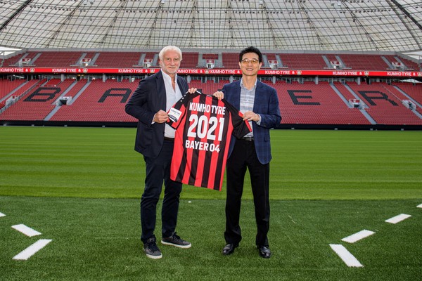 ▲조남화 금호타이어 유럽영업담당 전무(왼쪽)와 루디 펠러 바이엘 04 레버쿠젠 단장(오른쪽)