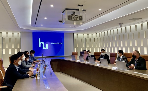 ▲최근 방한한 러시아 백신 책임자 드미트리 쿨리쉬(사진 오른쪽)가 지난 9일 오후 경기도 성남시 휴온스글로벌 판교 신사옥에 방문해 윤성태 부회장(사진 왼쪽)과 스푸트니크 백신 기술이전 진행에 대해 논의하고 있다