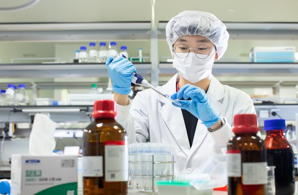 ▲SK바이오사이언스 연구원이 백신 개발을 위해 R&D를 진행하고 있다