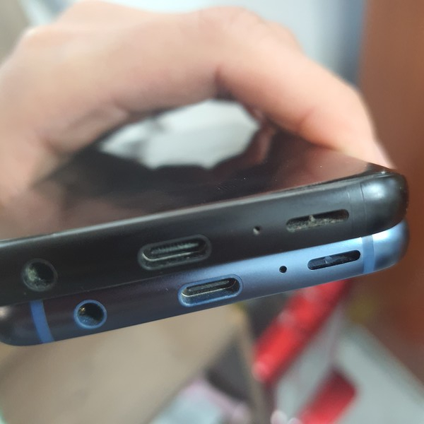 ▲개통이 정상적으로 진행된 다른 휴대폰과의 비교 사진. 먼지가 심하게 껴 새 휴대폰이라고 보기 어려운 모습이다.