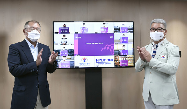 ▲정의선 현대차 회장(왼쪽), 박채순 양궁총감독 [사진=대한양궁협회 제공]