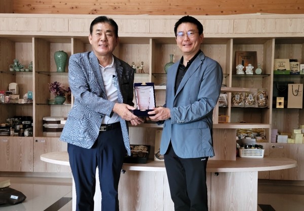 ▲전남 강진과 진도에서 유기농 표고버섯을 31년간 재배해 온 안정균 마이스터(왼쪽)와 올가홀푸드 강병규 대표