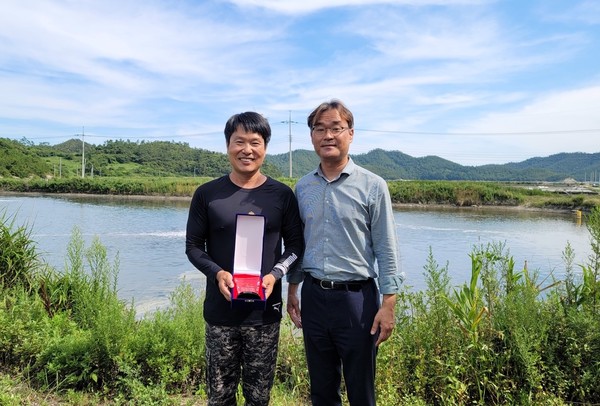 ▲ 전남 신안에서 국내1호 무항생제 새우를 생산해 온 구연배 마이스터(왼쪽)와 올가홀푸드 송상민 마케팅담당