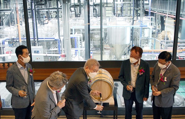 ▲19일 강원도 고성군에 위치한 수제맥주 공장 '문베어브루잉' 개장식에서 소진세 교촌에프앤비 회장(왼쪽 세 번째)과 여창우 교촌치킨 가맹점소통위원회 회장 (오른쪽 두 번째)을 비롯한 참석자들이 시음 맥주를 따르고 있다