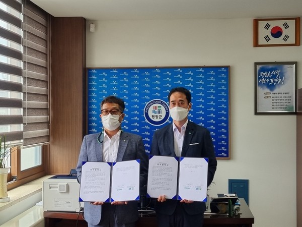 ▲평창군관광펜션연합회 이천기 회장(왼쪽)과 모두투어 상품본부 조재광 본부장(오른쪽)이 협약식을 마치고 기념촬영.