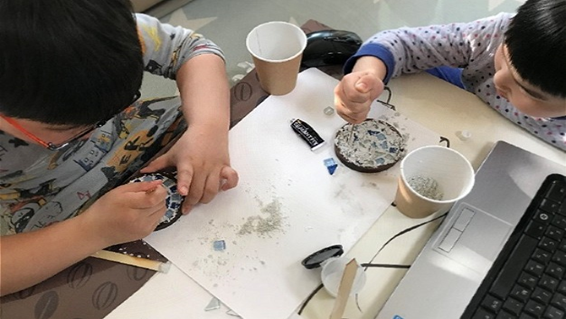 ▲광동제약 직원 가족이 홈 아트클래스 키트를 활용해 작품을 만들고 있다