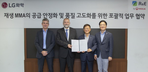 ▲왼쪽부터 기욤 클릭송 베올리아코리아 최고운영책임자(COO), 마르셀 가보렐 베올리아코리아 대표(CEO), 노국래 LG화학 석유화학사업본부장, 심규석 LG화학 ABS사업부장