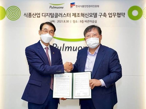 ▲풀무원 이효율 대표(오른쪽)와 한국식품안전관리인증원 조기원 원장