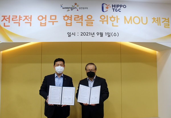 ▲1일 경기도 부천 웅진플레이도시 웅진씽크빅 어린이 연구소 키즈랩에서 진행된 업무협약식에서 이재진 웅진씽크빅 대표(왼쪽)와 정태명 히포T&C 대표가 기념촬영을 하고 있다.