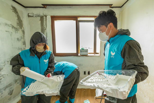 ▲서울 종로구 창신동 일대에서 SPC그룹과 한국해비타트 임직원들이 주거환경개선 봉사활동에 참여하는 모습