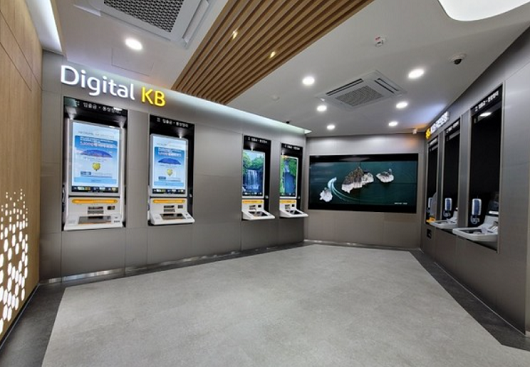 ▲ KB국민은행 '디지털셀프점 Plus' 내부 사진. 스마트텔러머신을 비롯해 각종 디지털 기기를 통해 은행 창구 업무 대부분이 가능하다.