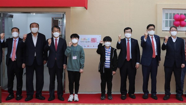 ▲지난 5일 열린 롯데제과 스위트홈 9호점 개관식에 세이브더칠드런 정태영 사무총장(우측 두 번째), 롯데제과 민명기 대표이사(우측 세 번째), 부산시 사하구 김태석 구청장(우측 여섯 번째) 등이 참석했다