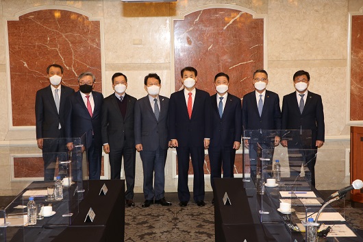 ▲ (사진 왼쪽부터) 서현주 제주은행장, 임성훈 대구은행장, 서한국 전북은행장, 김광수 은행연합회장, 정은보 금융감독원장, 안감찬 부산은행장, 송종욱 광주은행장, 최홍영 경남은행장