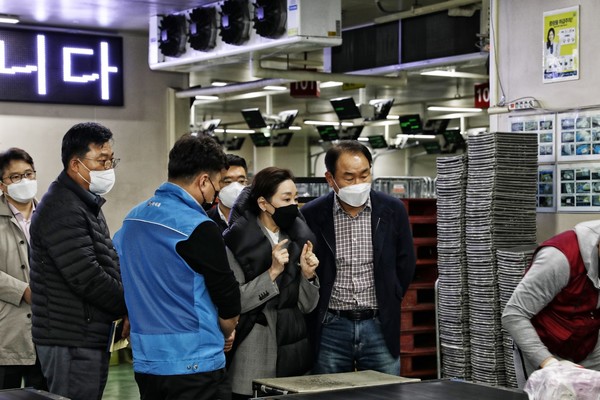 ▲지난 4일 구지은 아워홈 부회장(가운데)과 김태준 사장(오른쪽)이 자사 동서울물류센터를 방문해 현장 경영에 나섰다