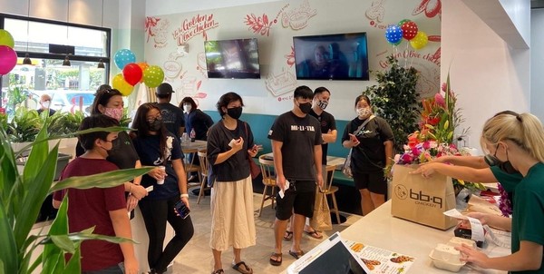 ▲BBQ 하와이 쿠오노몰점에 방문한 고객들이 BBQ 치킨이 나오기를 기다리고 있다