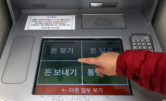 ▲ 큰 글씨 ATM이 적용된 시니어 고객맞춤형 ATM