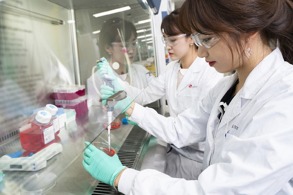 ▲LG화학 생명과학사업본부 직원들이 신약 연구를 진행하고 있다