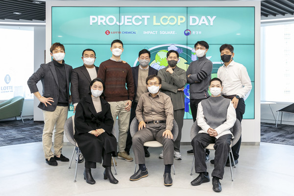 ▲(윗줄 왼쪽부터 시계방향)포어시스 원종화 대표, 코끼리공장 이채진 대표, 로우리트콜렉티브 최재식 대표, 우림아이씨티 김도훈 대표, LAR 계효석 대표, 리벨롭 이준서 실장, 롯데케미칼 ESG경영본부장 김연섭 전무, 비욘드 김경환 대표, 롯데케미칼 김교현 부회장, 플러스라이프 김현지 대표.  