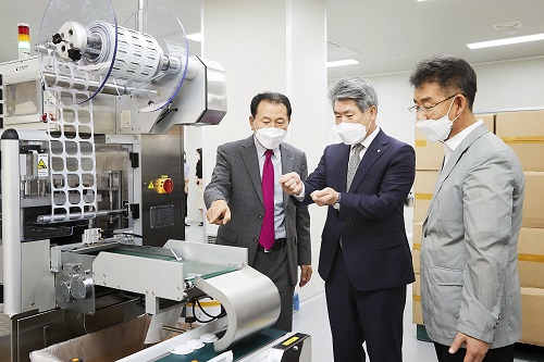 ▲ 지난 6월 15일 윤종원 기업은행장(왼쪽 두 번째)이 거래 중소기업을 방문해 업체 대표와 관계자로부터 공정에 대한 설명을 듣고 있는 모습