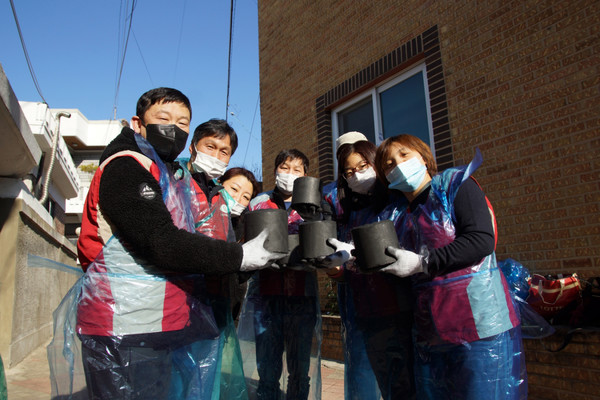 ▲롯데푸드 청주공장 샤롯데봉사단 봉사활동