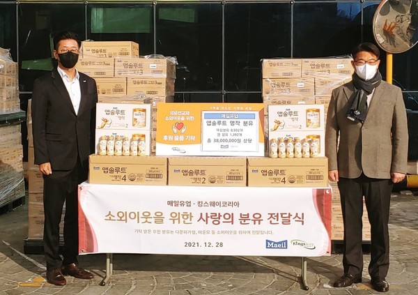 ▲매일홀딩스 고정수 홍보본부장(왼쪽)과 온누리교회 양성민 목사