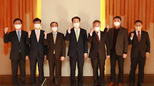 ▲ (왼쪽부터) 김남수 삼성글로벌리서치 부사장, 안철경 보험연구원장, 신진영 자본시장연구원장 , 정은보 금융감독원장, 박종규 금융연구원장, 김영민 LG경영연구원장, 허용석 현대경제연구원장