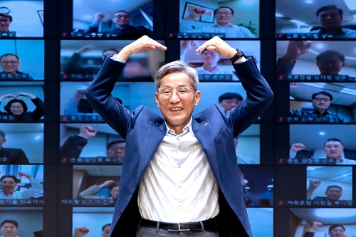 ▲ 윤종규 KB금융그룹 회장이 '2022년 상반기 그룹 경영전략회의'를 마치며 경영진들에게 인사하고 있다.