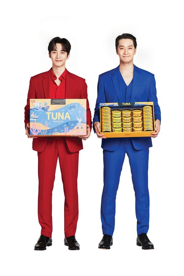 ▲동원F&B 설 선물세트 모델인 2PM 준호와 찬성 