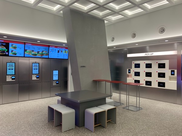▲롯데리아 L7홍대점 스마트존에 설치된 무인주문·픽업 존